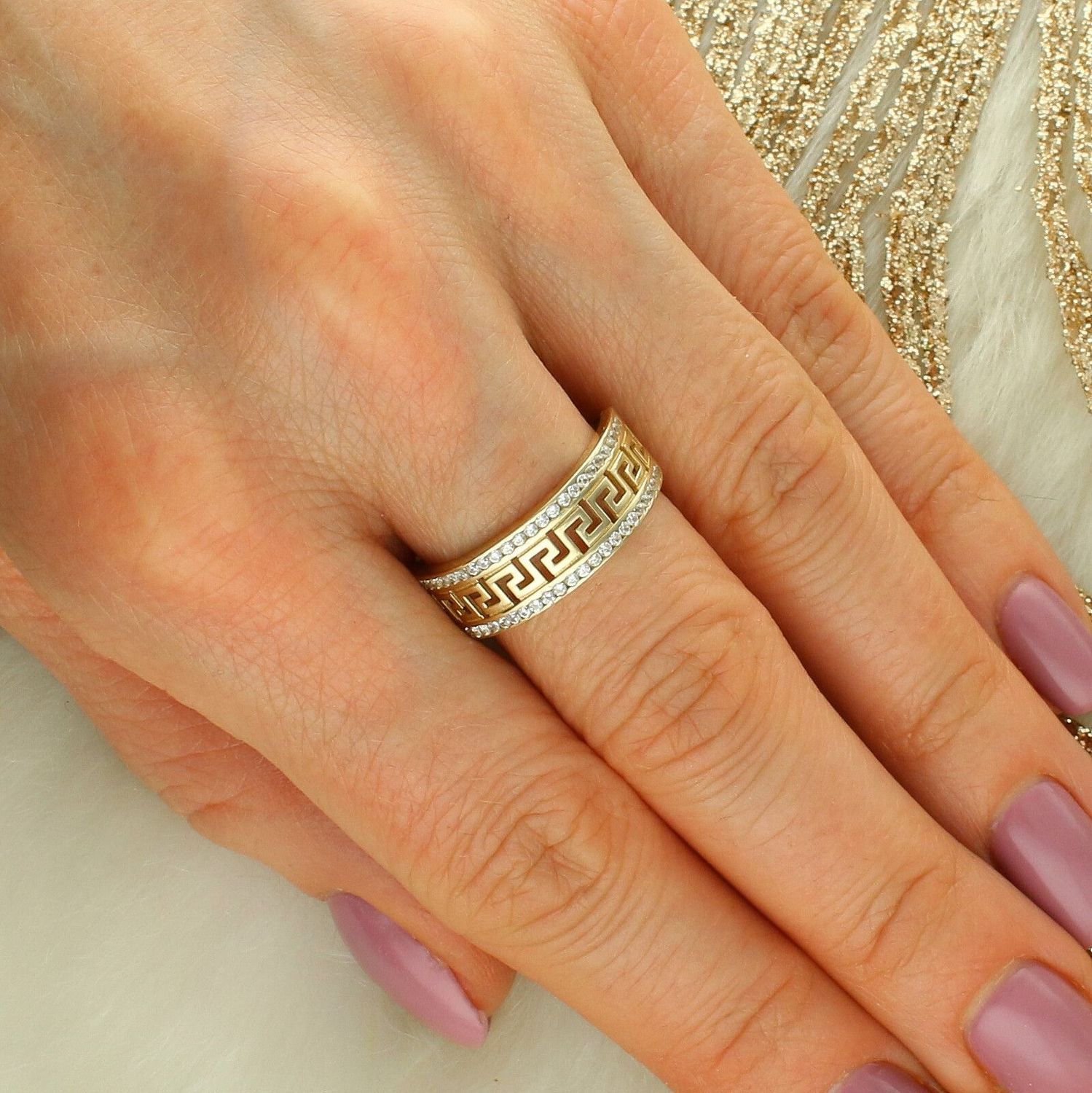 Złoty pierścionek damski wysadzany cyrkoniami z ażurowym greckim wzorem. Elegancka biżuteria z kolekcji Eternity – idealny prezent dla kobiety.1.jpg